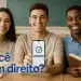 Três estudantes sorrindo, com um deles segurando um celular com a mensagem 'Aprovado' na tela.