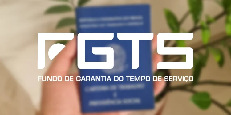 Mão segurando carteira de trabalho azul com logo do FGTS em destaque e planta ao fundo.