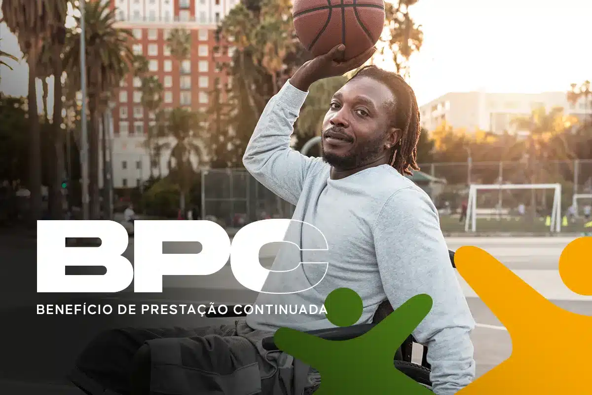 Homem em cadeira de rodas segura bola de basquete em quadra ao ar livre ao entardecer.