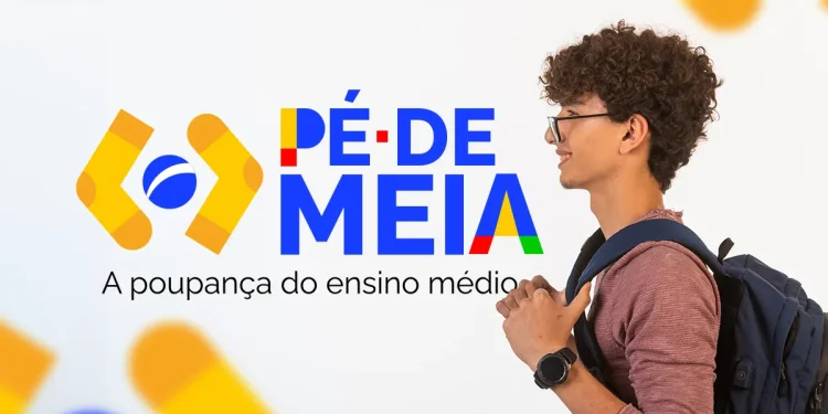 Jovem com óculos e mochila olhando para o logo colorido do Pé-de-Meia.