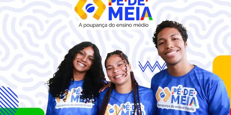 Três novos beneficiários do programa Pé-de-Meia, sorrindo e usando camisetas com o logo do programa em um fundo com formas geométricas.