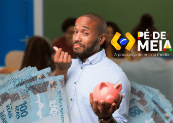 Homem sorri segurando cofre rosa e notas de R$ 100 com fundo de sala de aula e logo Pé-de-Meia.
