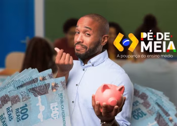 Imagem mostrando estudante com dinheiro e cofrinho, ilustrando a importância de atualizar os documentos para receber o Pé-de-Meia em 2026.