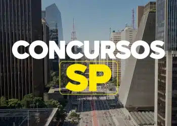 Vista aérea da Avenida Paulista com prédios altos e faixa de pedestres centralizada.