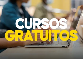 Pessoa mexendo no notebook, nome 'Concursos gratuitos' destacado.