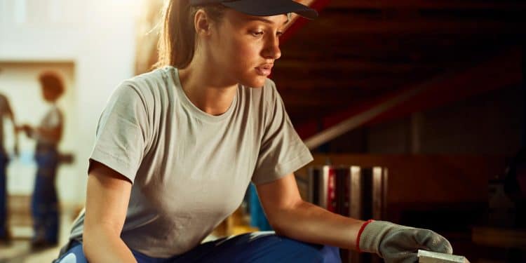 Profissional feminina realizando trabalho manual qualificado que paga bem em 2026