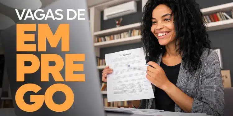 Mulher mexendo no notebook com expressão alegre.
