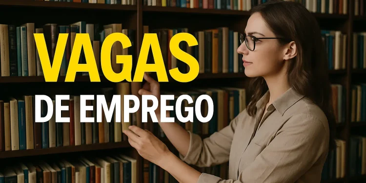 Mulher de óculos pegando um livro em biblioteca, ao lado do texto 'Vagas de Emprego'.