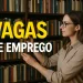 Mulher de óculos pegando um livro em biblioteca, ao lado do texto 'Vagas de Emprego'.