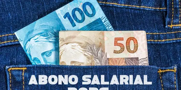 Notas de real no bolso de uma calça representando o pagamento e o recurso do abono salarial PIS/Pasep 2026.