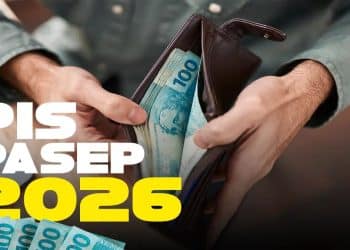 Mãos abrem uma carteira com cédulas de cem reais ao lado da arte "PIS Pasep 2026", representando o abono salarial de agosto