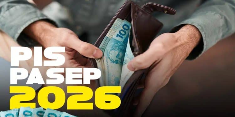 Mãos abrem uma carteira com cédulas de cem reais ao lado da arte "PIS Pasep 2026", representando o abono salarial de agosto