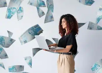 Profissional trabalhando no notebook representando carreiras bem remuneradas sem necessidade de diploma universitário