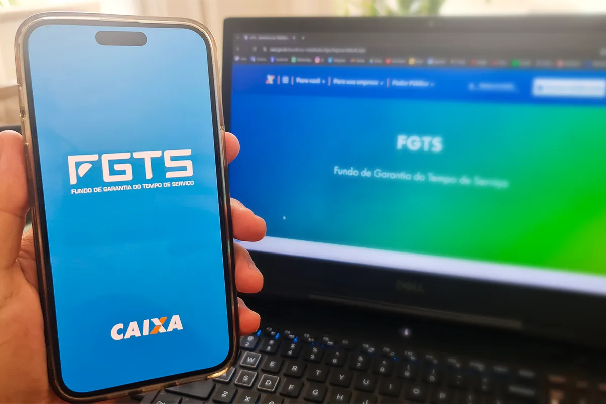 Tela de smartphone mostrando aplicativo da CAIXA para consulta do FGTS, com logo do FGTS e CAIXA visíveis.