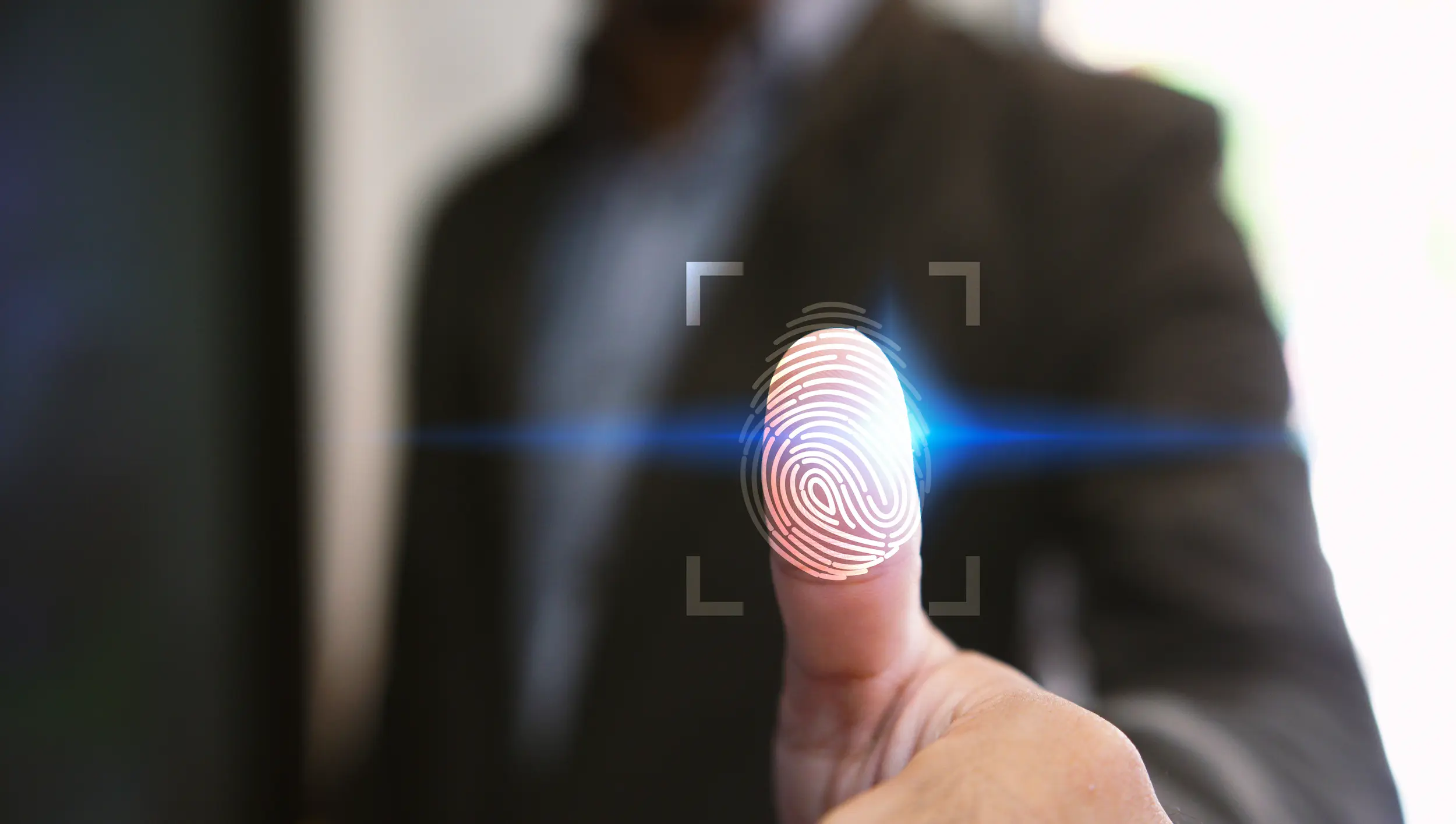 Imagem de um processo de digitalização biométrica, simbolizando o combate a fraudes e a garantia de que os recursos públicos cheguem aos beneficiários corretos.