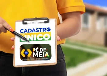 Estudante segura prancheta com informações sobre atualização do CadÚnico para o programa Pé-de-Meia 2026.