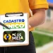 Estudante segura prancheta com informações sobre atualização do CadÚnico para o programa Pé-de-Meia 2026.
