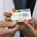 Estudante recebe cartão do programa Pé-de-Meia 2026 do governo federal.