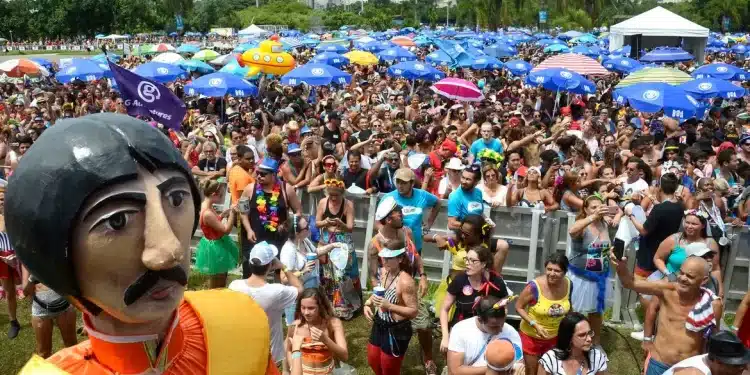 Multidão aproveita o Carnaval ao ar livre enquanto serviços públicos e bancos podem ter horário alterado em 2026.