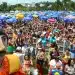 Multidão aproveita o Carnaval ao ar livre enquanto serviços públicos e bancos podem ter horário alterado em 2026.