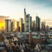 Vista panorâmica de Frankfurt, Alemanha, com seus arranha-céus contrastando com a arquitetura histórica.