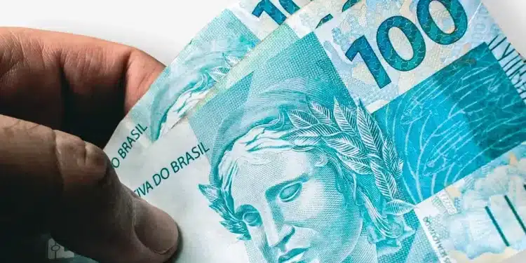 Cédulas de cem reais representam o pagamento das parcelas do seguro-desemprego ao trabalhador.