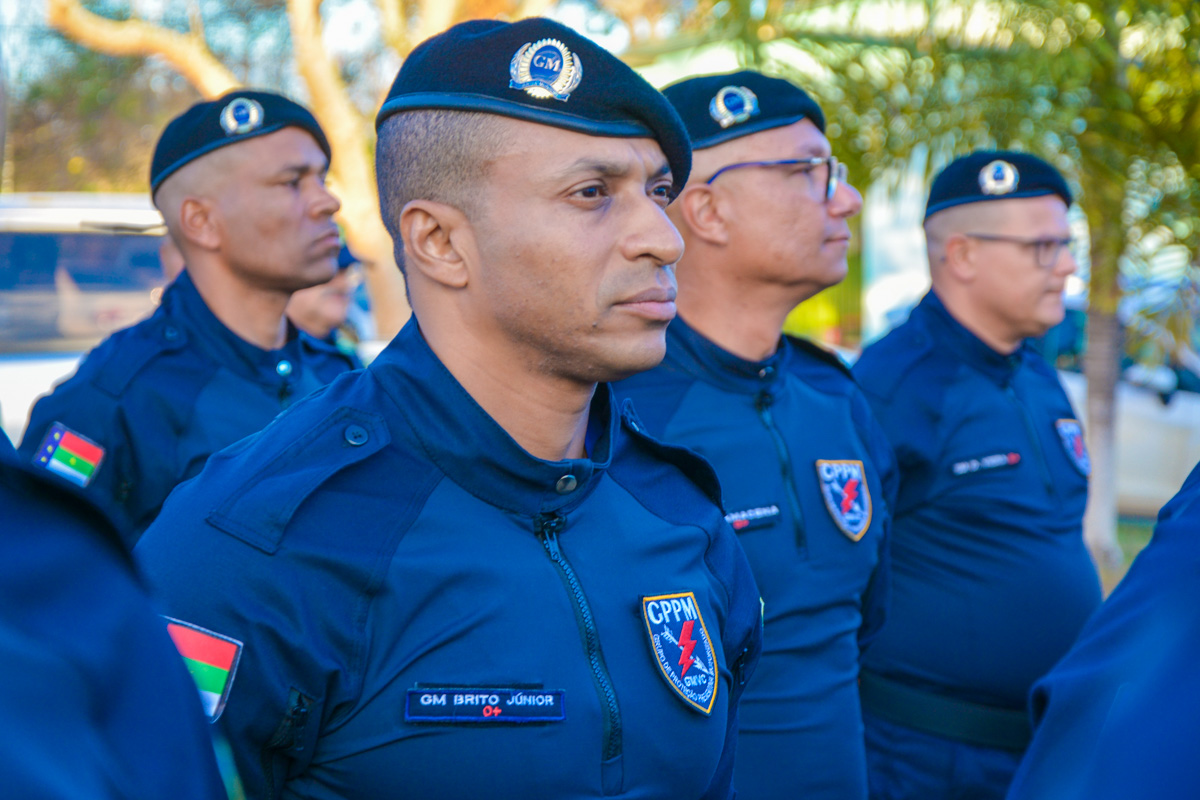 Agentes da Guarda Municipal alinhados para cerimônia ou evento