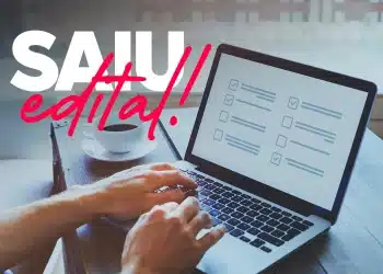 Mãos digitando em notebook com lista de tarefas ao lado de xícara de café simbolizando a preparação para o concurso da Prefeitura de São Pedro do Butiá.