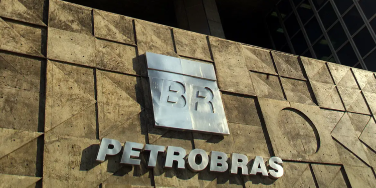 Fachada do edifício da Petrobras com logotipo BR representando concurso público 2026