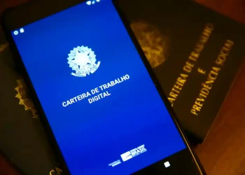 Aplicativo Carteira de Trabalho Digital aberto no celular para consultar o PIS Pasep 2026.