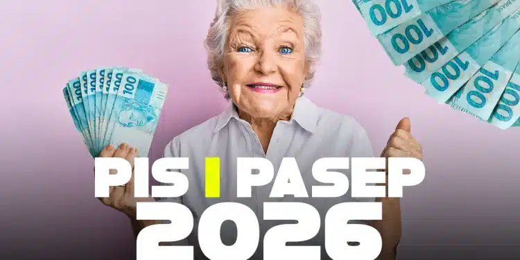 Uma mulher idosa sorridente de olhos azuis e cabelos grisalhos segura vários leques de notas de 100 reais. Sobre a imagem, há o texto em letras grandes brancas "PIS I PASEP 2026". O fundo é rosa claro.