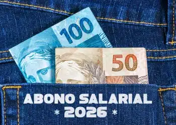 Bolso com notas de dinheiro dentro.