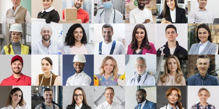 Pessoas de diferentes profissões posam sorrindo com uniformes e objetos representativos de suas áreas.