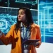 Mulher apresentando conteúdo sobre inteligência artificial em evento de tecnologia e inovação.
