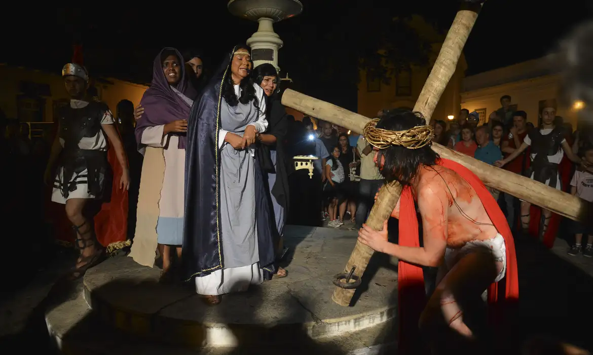 Encenação religiosa da Paixão de Cristo realizada durante o feriado da Sexta-Feira Santa.