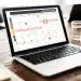Notebook exibindo um calendário digital com datas destacadas e marcações de feriados, representando o planejamento de feriados estendidos em 2026.