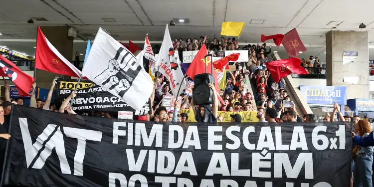 Protesto contra a reforma trabalhista, manifestantes pedem fim da escala 6x1 e redução da jornada de trabalho no Brasil.