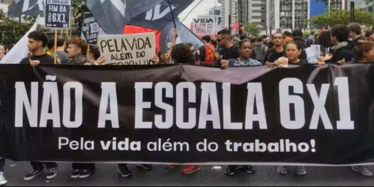 Protesto contra a jornada de trabalho 6x1 no Brasil, com banner pedindo por mais tempo de vida além do trabalho.