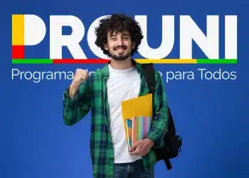 Rapaz jovem de cabelos cacheados, vestindo camisa xadrez verde e mochila, segurando cadernos e com o punho cerrado em sinal de vitória. Ao fundo azul, o logotipo oficial do "PROUNI - Programa Universidade para Todos" em letras grandes e coloridas.