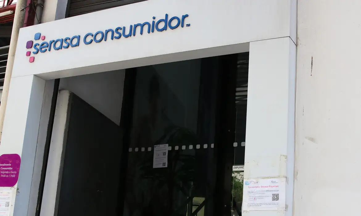 Entrada de agência do Serasa Consumidor com logo visível