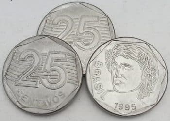 Três moedas de 25 centavos brasileiras, com uma delas virada para o anverso, mostrando a efígie da República e o ano de 1995.