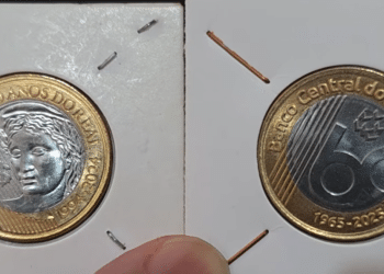 Duas moedas de 1 real raras protegidas em suportes de papel branco: à esquerda a edição de 30 Anos do Real (1994-2024) e à direita a de 60 Anos do Banco Central (1965-2025).