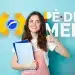 Estudante segurando cadernos em frente ao logo do Pé-de-Meia, representando as mudanças do programa após a Portaria nº 169 de 2026.