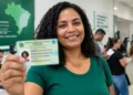 Mulher segura a nova Carteira de Identidade, representando o mutirão de emissão do documento com atendimento por ordem de chegada em Campo Grande.