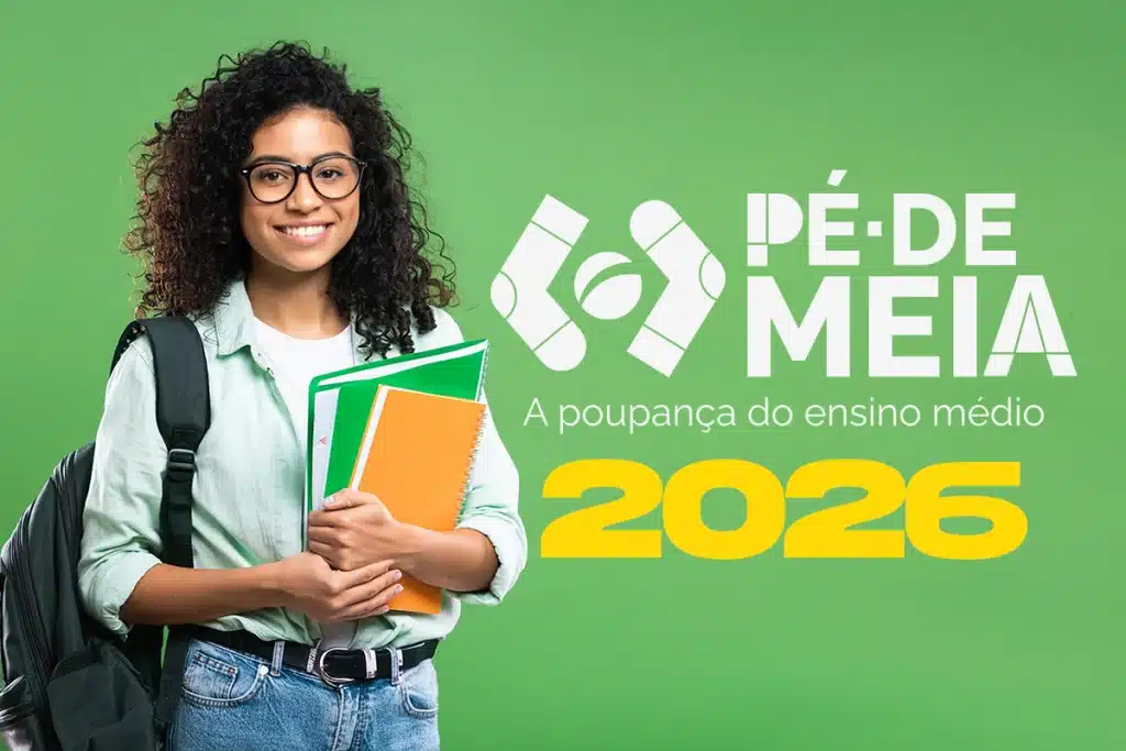 Estudante jovem com cabelos cacheados, óculos e mochila, sorrindo enquanto segura cadernos escolares. Ao lado, o logotipo do programa "Pé-de-Meia: A poupança do ensino médio" com o ano "2026" em destaque sobre fundo verde claro.