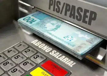 Notas de cem reais saindo de caixa eletrônico com teclado e inscrição PIS/Pasep