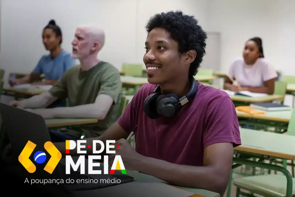 Estudante do ensino médio público participa de atividade em sala de aula durante programa Pé-de-Meia.