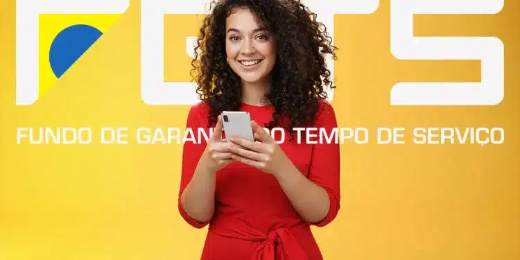 Trabalhadora consultando aplicativo do FGTS no celular para verificar liberação do Saque-Aniversário em fevereiro