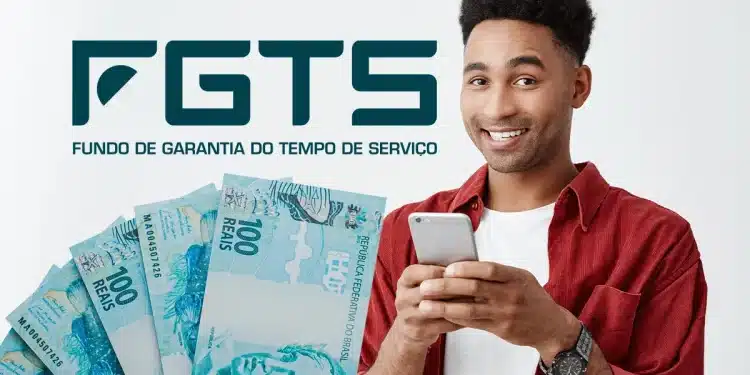 Homem feliz consultando celular com notas de R$ 100 e logotipo do FGTS representando liberação do Saque-Aniversário