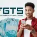 Homem feliz consultando celular com notas de R$ 100 e logotipo do FGTS representando liberação do Saque-Aniversário